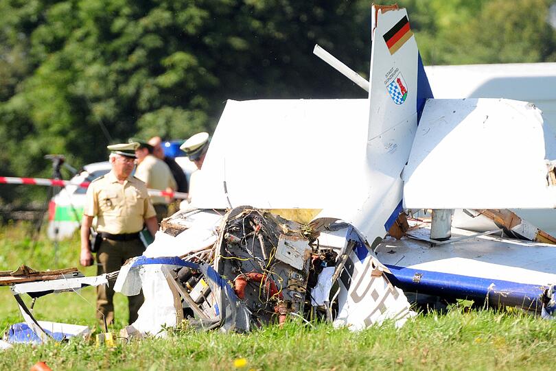Aus unbekannter Ursache ist das einmotorige Sportflugzeug kurz nach dem Start vom Flugplatz Günzburg auf einem Feld abgestürzt. Beide Insassen kamen ums Leben.