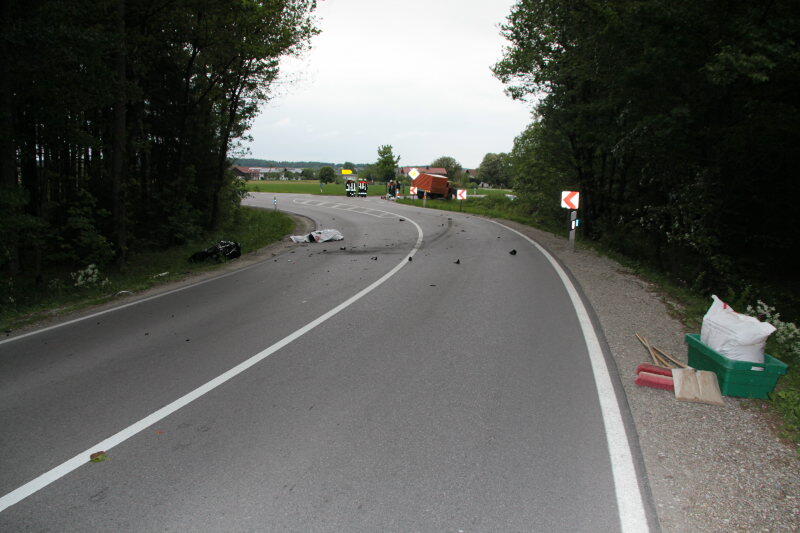 Er hatte keine Chance: Mit dem Kopf prallte ein Motorradfahrer bei Rechtmehring gegen den Seitenaufbau des entgegenkommenden Kleinlasters. Der Mann war sofort tot.