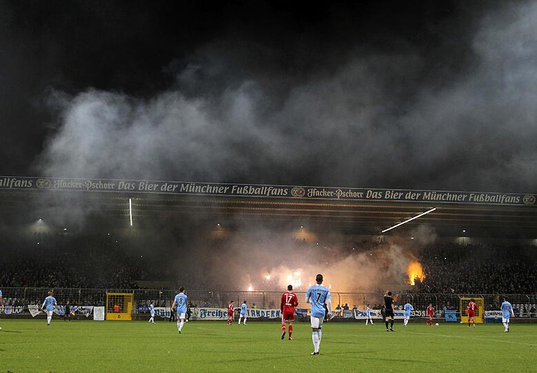 Derby-Time im Grünwalder Stadion: Am Mittwochabend traf der TSV 1860 II auf den FC Bayern II: Bengalische Feuer wurden sowohl von den 1860- als auch von den Bayern-Fans abgebrannt.