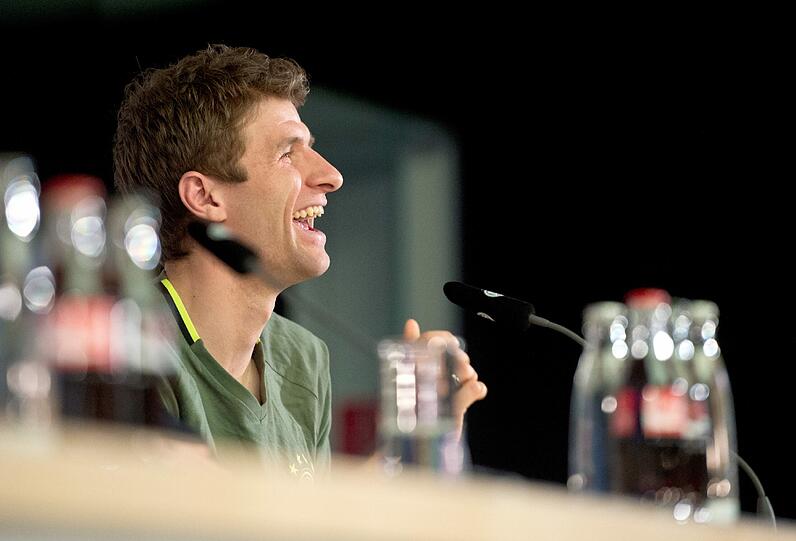 Gutgelaunt auf der Pressekonferenz: Thomas Müller.