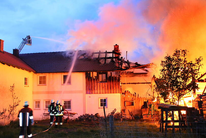 Ein Feuer hat die Lagerhalle komplett vernichtet. Die Bilder.