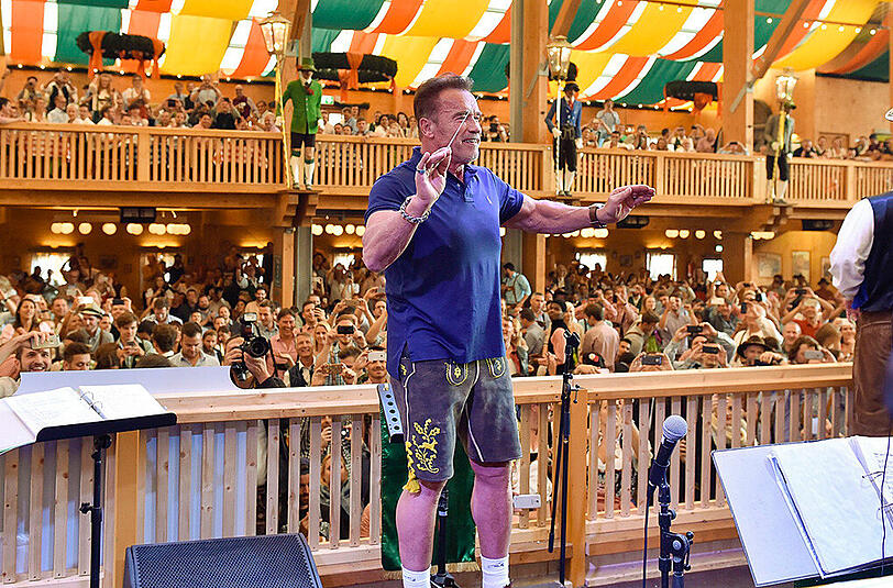 Arnold Schwarzenegger rockte mit seiner Freundin Heather Milligan das Schützen-Festzelt. Klicken Sie sich durch die Bilder.