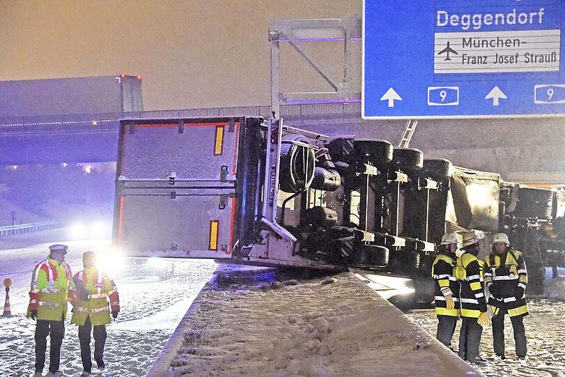 Der Unfall ereignete sich wohl wegen der schlechten Straßenverhältnisse.