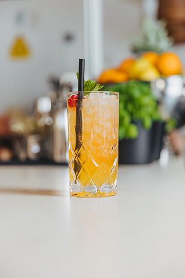 Für das Poseidon Garden wurde, passend zu den Speisen, eine individuelle Cocktailkarte konzipiert. Hier sieht man den Cocktail "Tropical".