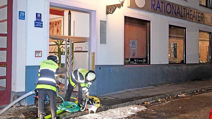 Bilder vom Feuerwehreinsatz in der Schwabinger Hesseloherstraße. Hier geriet Dämmmaterial in Brand, die Einsatzkräfte waren stundenlang im Einsatz.