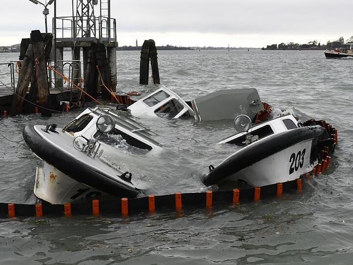 Mehrere Fähren im Hafen der norditalienischen Stadt sind teilweise gesunken.