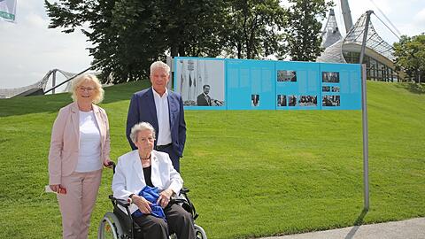 Mitten im Park liegt der Platz, den Bundesjustizministerin Christine Lambrecht, Vogels Witwe Liselotte und Dieter Reiter einweihen.