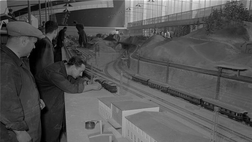 Faszination Zug: Gäste bei der Eröffnungsfeier 1953. Faszination Zug: Gäste bei der Eröffnungsfeier 1953.