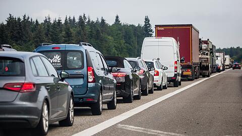 Autos stauen sich auf einer Autobahn.
