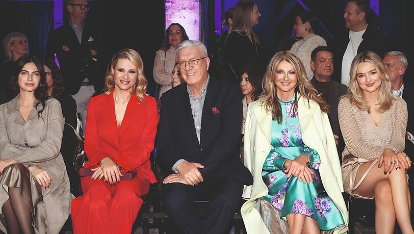 Marc-Cain-Gründer Helmut Schlotterer freut sich mit den Star-Gästen Kelly Piquet, Michelle Hunziker, Frauke Ludowig und Nele Ludowig über die gelungene Show in Berlin.