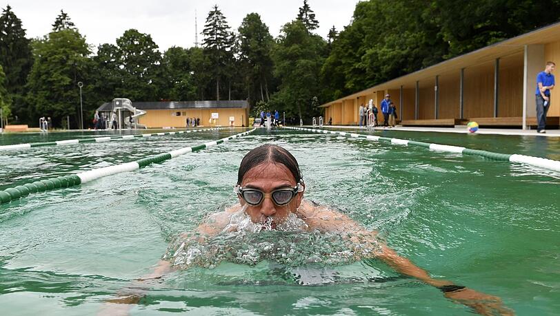 Nieselregen? Echte Freibadfans hält das nicht davon ab, schwimmen zu gehen - wie diesen Herrn am Eröffnungstag im Georgenschwaige-Bad. Nieselregen? Echte Freibadfans hält das nicht davon ab, schwimmen zu gehen - wie diesen Herrn am Eröffnungstag im Georgenschwaige-Bad.