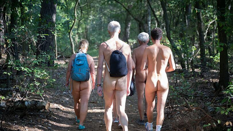 Auf Nackt-Wanderwegen k&ouml;nnen die Menschen nackig oder mit Klamotten spazieren gehen. (Archivbild)