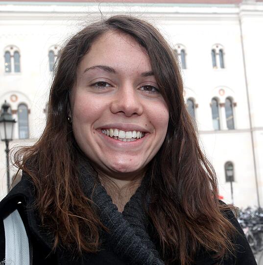 Ulrike Völk, 20, Tiermedizin: "Ich bin geteilter Meinung. Bildung sollte zwar umsonst sein &ndash; München ist eh schon teuer genug. Aber irgendwie muss die Lehre ja auch bezahlt werden. An unseren Mikroskopen klebt ein &bdquo;Finanziert durch Deine Studiengebühren&ldquo;-Aufkleber. Das finde ich gut. Da sieht man wenigstens, wofür man zahlt."