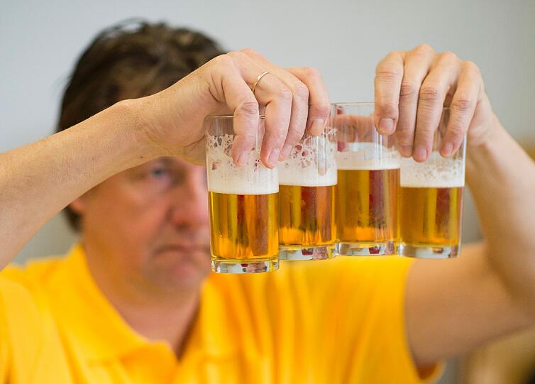 Insgesamt 102 Bier-Experten verkosten in Gräfelfing 1366 Biere aus 45 Laendern in 50 verschiedenen Kategorien. Am European Beer Star duerfen Braueren aus der ganzen Welt teilnehmen die nach der traditionellen, europaeischen Brauart Bier herstellen. Der Gewinner wird am 14.11.12 auf der Brau Beviale in Nuernberg bekannt gegeben.