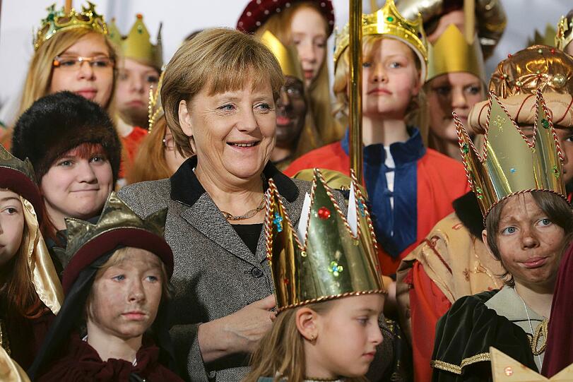 Bundeskanzlerin Angela Merkel hat Sternsinger im Kanzleramt empfangen. Die Sternsinger bringen seit 1984 ihren Segen "Christus mansionem benedicat" ("Christus segne dieses Haus") ins Kanzleramt.
