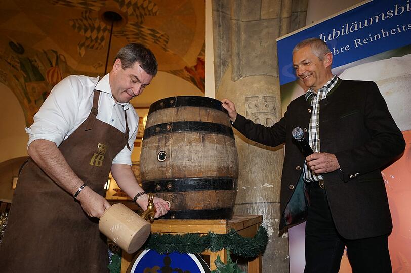 Markus Söder und Michael Möller beim Anzapfen des ersten Fasses.
