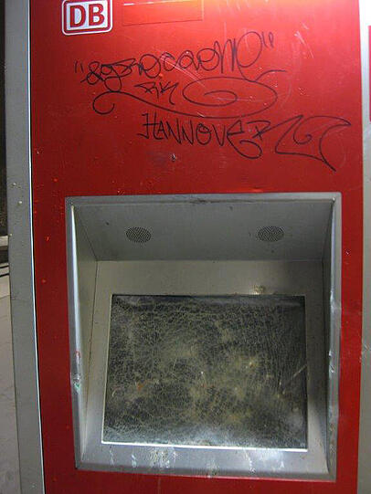 Die Vandalen zerstörten den Fahrkartenautomat und das Warteäuschen. Auch die Zeitungsständer vor dem Banhnof mussten leiden.