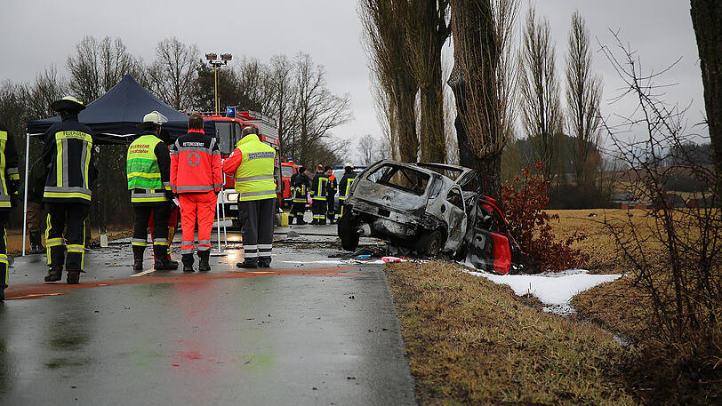 Das Auto ist vollkommen ausgebrannt, der Fahrer tot. Die Feuerwehr konnte nichts mehr für ihn tun.
