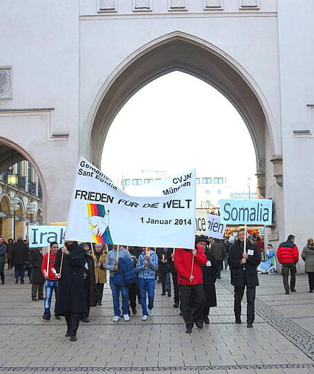 ... demonstrieren diese Münchner am Karlstor ...