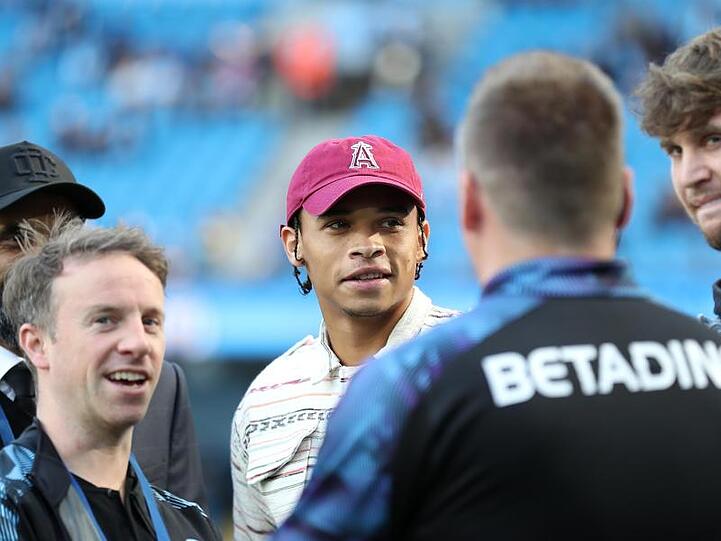 Der verletzte Leroy Sané schaute bei seinem Team vorbei.