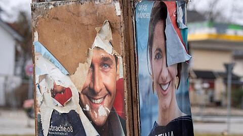Ein zerstörtes Wahlplakat der CSU steht an einem Straßenrand. Foto: Sven Hoppe/dpa