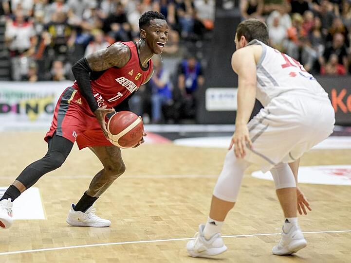 Kapitän Dennis Schröder (l) war mit 33 Punkten gegen Polen erneut Deutschlands Topscorer.