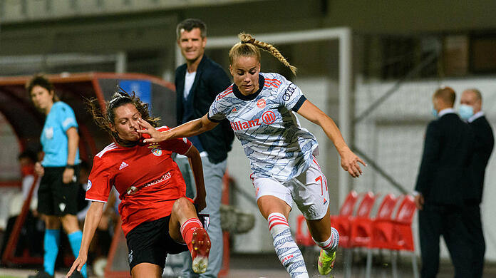 Bayern-Spielerin Giulia Gwinn enteilt Andreia Faria von Benfica Lissabon.