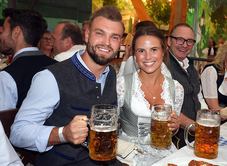 Die Löwen beim traditionellen Wiesn-Besuch im "Himmel der Bayern", dem Hacker-Pschorr-Festzelt.