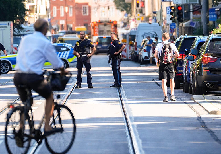 Polizisten sperrten den Durchgang und die Durchfahrt einiger Straßen. Viele Anwohner hatten sich zuvor in ihren Wohnungen verbarrikadiert.