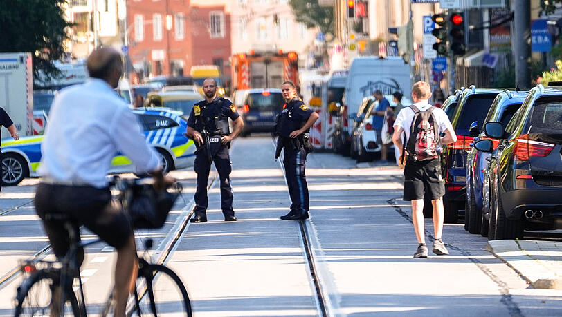 Polizisten sperrten den Durchgang und die Durchfahrt einiger Straßen. Viele Anwohner hatten sich zuvor in ihren Wohnungen verbarrikadiert.
