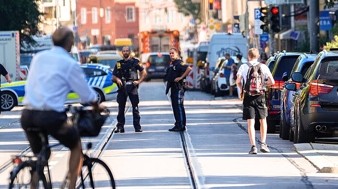 Polizisten sperrten den Durchgang und die Durchfahrt einiger Straßen. Viele Anwohner hatten sich zuvor in ihren Wohnungen verbarrikadiert.