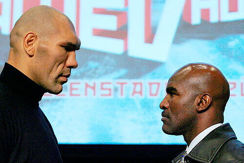Ungleiche Gegner: Nikolai Waluew (l.) und Evander Holyfield.