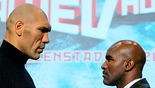 Ungleiche Gegner: Nikolai Waluew (l.) und Evander Holyfield. Ungleiche Gegner: Nikolai Waluew (l.) und Evander Holyfield.