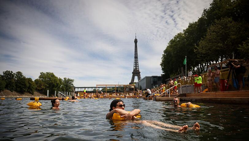 Menschen genießen das Wasser an der Badestelle Grenelle an der Seine in Paris.