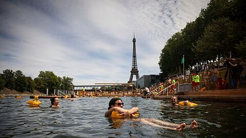 Menschen genießen das Wasser an der Badestelle Grenelle an der Seine in Paris.