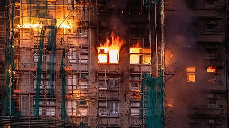 Die Feuerwehr erreichten Anrufe von eingeschlossenen Menschen