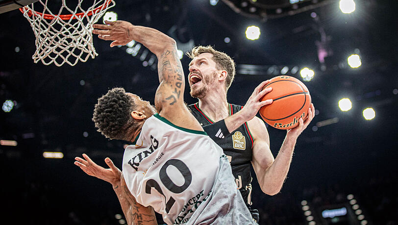 Durchsetzungsstark und das Gesicht des FC Bayern Basketball: Andreas Obst ist beim 93:89 gegen Valencia wieder einmal ein wichtiger Erfolgsfaktor und deshalb hat eine Verlängerung mit dem Welt- und Europameister höchste Priorität bei den Münchnern. Durchsetzungsstark und das Gesicht des FC Bayern Basketball: Andreas Obst ist beim 93:89 gegen Valencia wieder einmal ein wichtiger Erfolgsfaktor und deshalb hat eine Verlängerung mit dem Welt- und Europameister höchste Priorität bei den Münchnern.