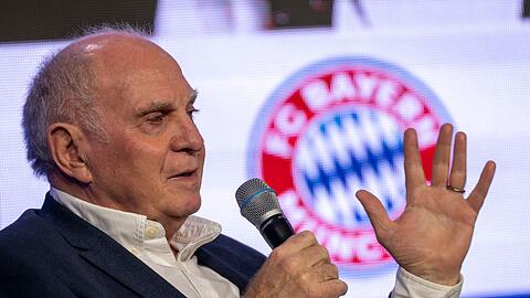 F&uuml;r Uli Hoene&szlig; spielen bei der WM 2026 zu viele Teams um den Titel. (Archivbild)