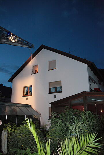 Mit schwerem Gerät befreit die Feuerwehr in Waldkraiburg im Landkreis Mühldorf am Inn einen schwergewichtigen Mann: Durch ein Vakuum ist er in seiner Wanne festgesteckt.