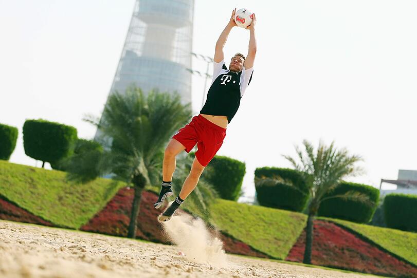 Manuel Neuer spielt gerne im Sand: Die letzte Trainingseinheit findet für den Keeper auf dem Beachvolleyball-Platz statt.