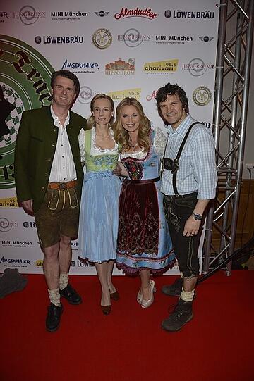 Auch dieses Jahr feierten 2.000 Gäste am Auftakt-Abend der Nacht der Tracht in Dirndl und Lederhosn ein rauschendes Fest im Löwenbräukeller! Bereits zum 12. Mal zapften die Veranstalter Wiesnwirt Christian Schottenhamel und Eventmanager Philip Greffenius beim traditionellen Anstich der Nacht der Tracht das erste Fass gekonnt mit nur zwei Schlägen an, und freuten sich über die gute Stimmung im Festsaal. Die Bilder!