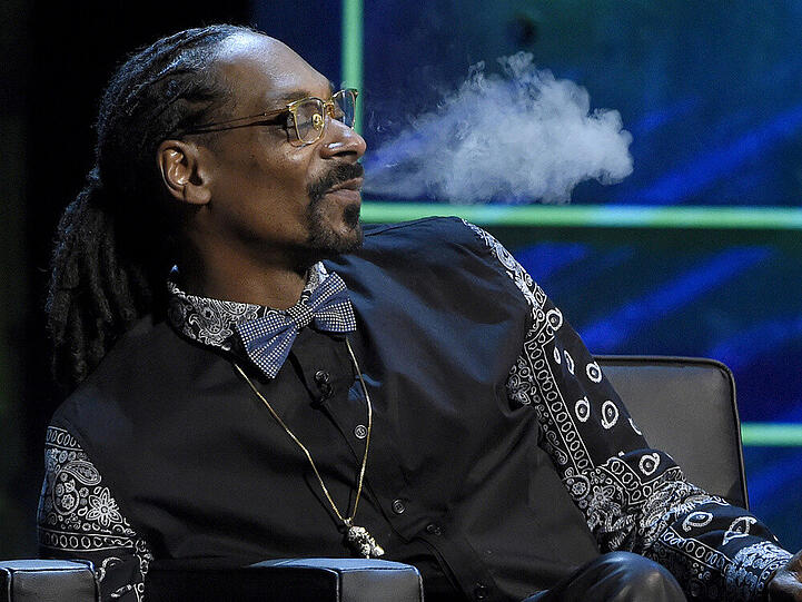 Snoop Dogg genehmigt sich bei einem TV-Auftritt einen tiefen Zug