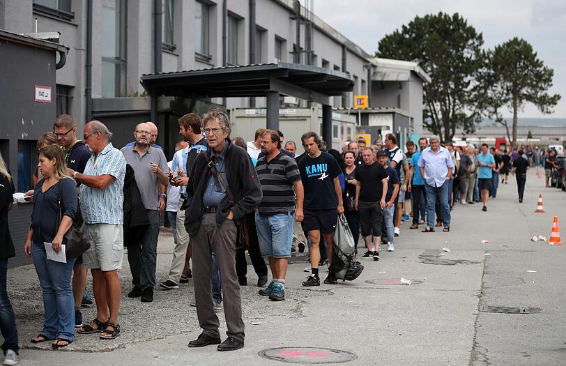 Die Bilder von der Mitgliederversammlung der Münchner Löwen im Zenith.
