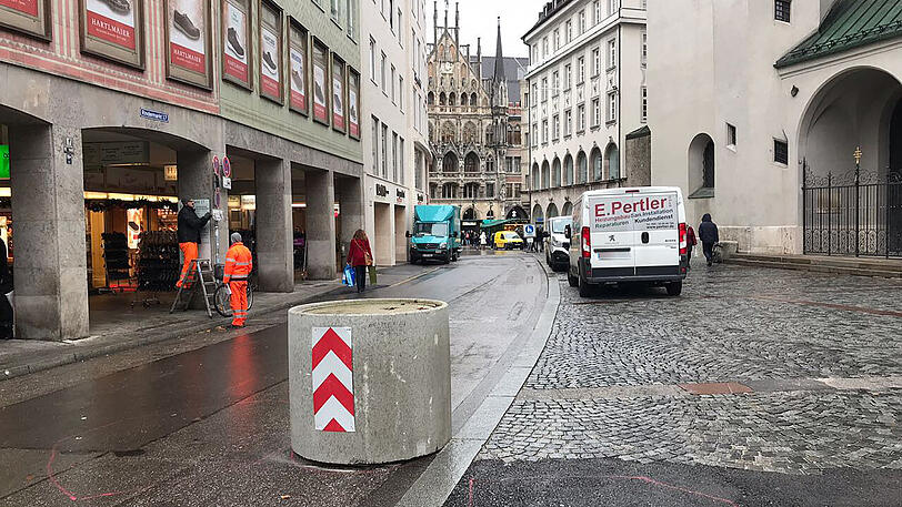 Der Christkindlmarkt am Marienplatz wird mit Pflanztrögen und anderen Betonsperren abgesichert.