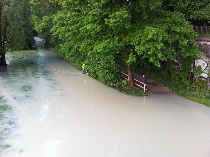 ... doch dann steht er im tiefen Wasser. Er hält sich auf dem Sattel noch an den Bäumen am Ufer fest...