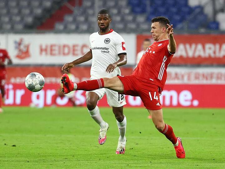 Almamy Toure von Eintracht Frankfurt und Ivan Perisic von Bayern München (l-r.) in Aktion. Foto: Kai Pfaffenbach/Reuters/Pool/dpa