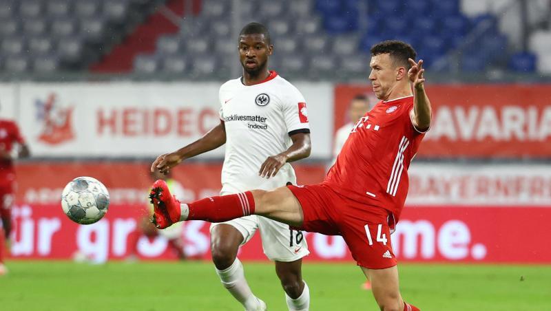 Almamy Toure von Eintracht Frankfurt und Ivan Perisic von Bayern München (l-r.) in Aktion. Foto: Kai Pfaffenbach/Reuters/Pool/dpa Almamy Toure von Eintracht Frankfurt und Ivan Perisic von Bayern München (l-r.) in Aktion. Foto: Kai Pfaffenbach/Reuters/Pool/dpa