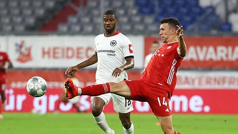 Almamy Toure von Eintracht Frankfurt und Ivan Perisic von Bayern München (l-r.) in Aktion. Foto: Kai Pfaffenbach/Reuters/Pool/dpa