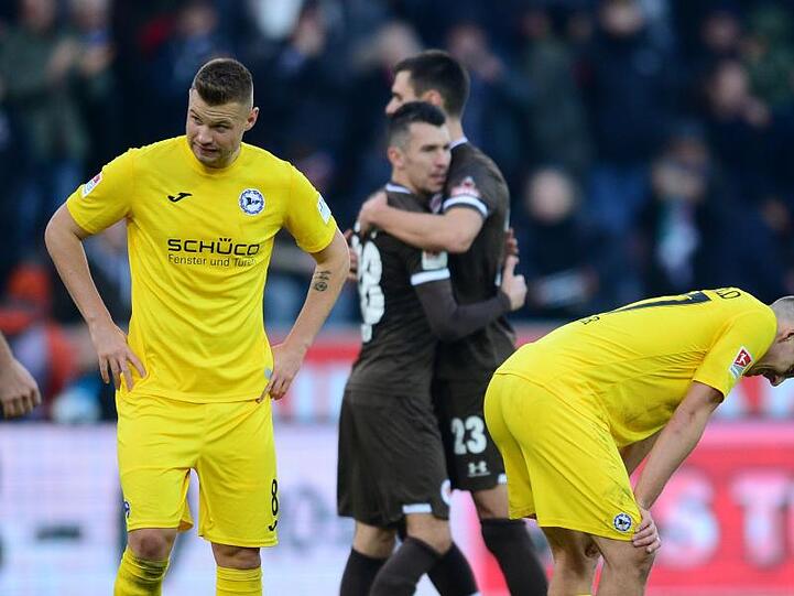 Bielefelds Florian Hartherz (l) und Cedric Brunner (r) reagieren enttäuscht nach der Partie gegen FC St. Pauli.