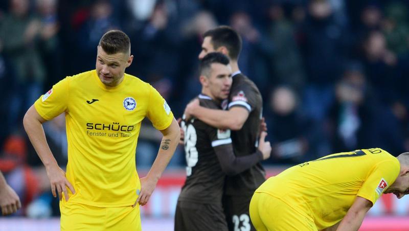 Bielefelds Florian Hartherz (l) und Cedric Brunner (r) reagieren enttäuscht nach der Partie gegen FC St. Pauli. Bielefelds Florian Hartherz (l) und Cedric Brunner (r) reagieren enttäuscht nach der Partie gegen FC St. Pauli.